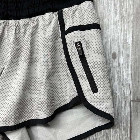⭐️Lululemon Tracker Short III in Diamond Camo Silver Spoon Grey [1458] - Picture 4 of 9